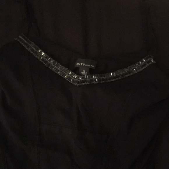 CITY UNLTD. Black v-neck tank w/built-in bra (S) - Picture 3 of 4